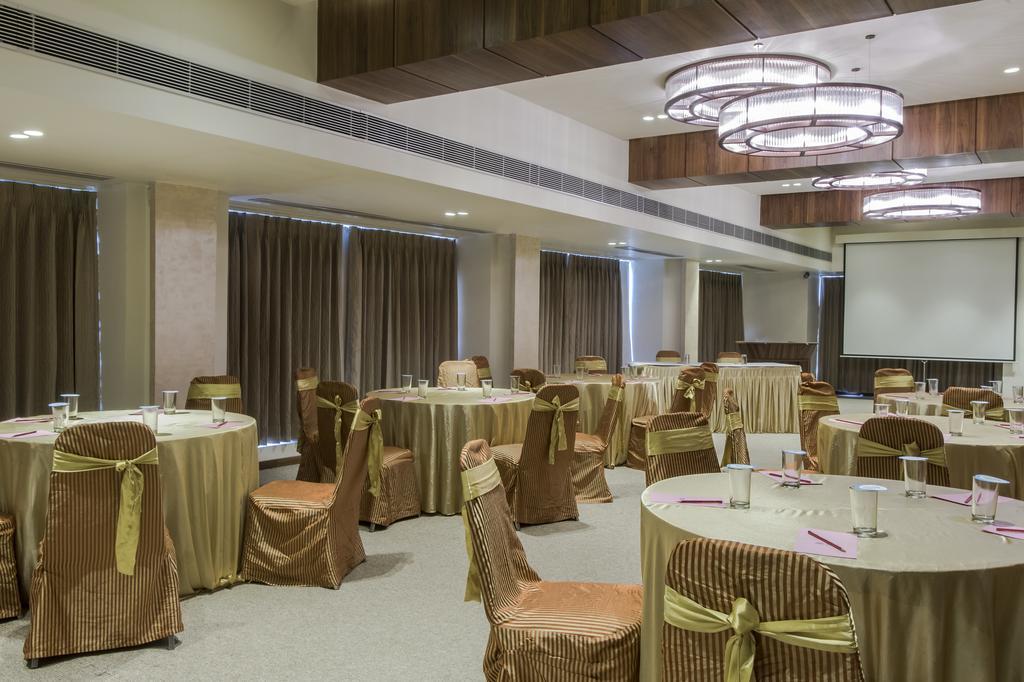 Hotel Inder Residency Ahmedabad Esterno foto