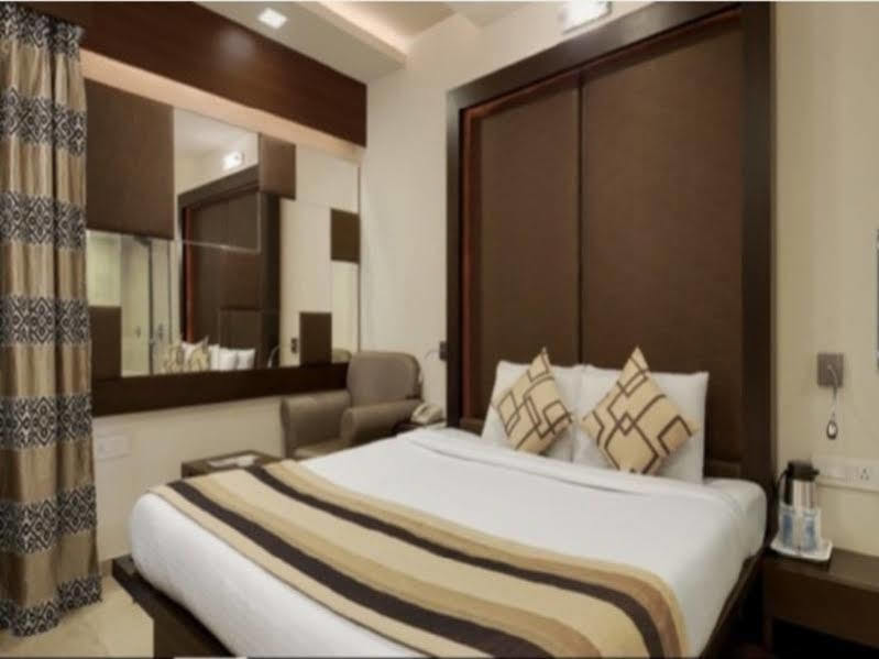 Hotel Inder Residency Ahmedabad Esterno foto